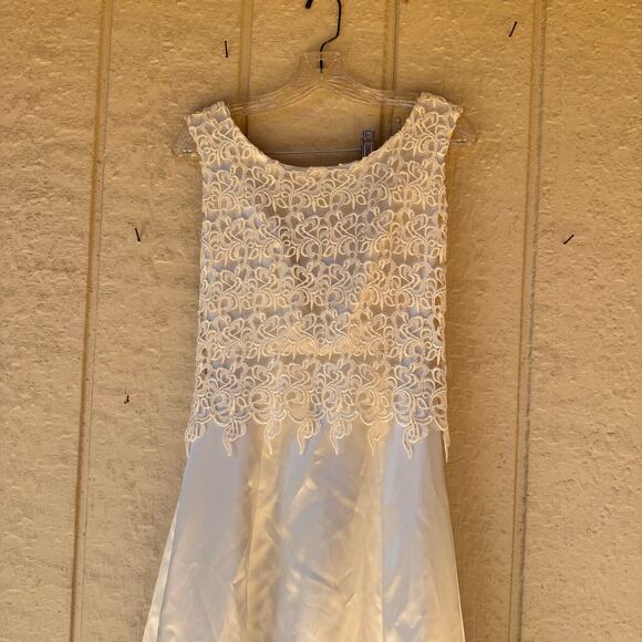 Vintage 1980s Wedding Dress Lace Bodice Satin Gown Classic Bridal Elegance - Picture 4 of 7